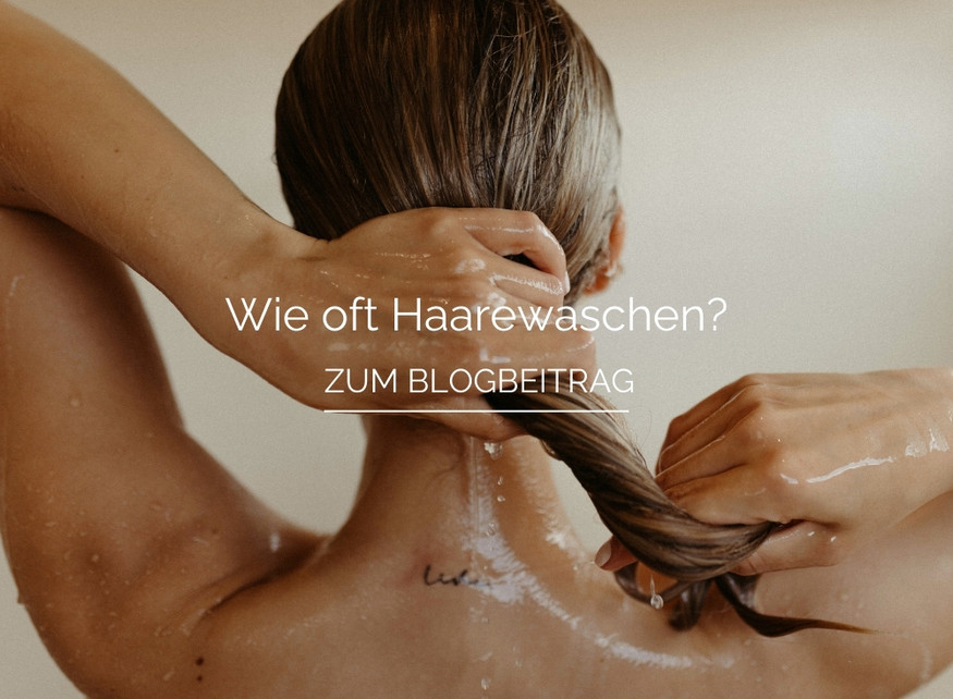 Haare waschen in der Dusche