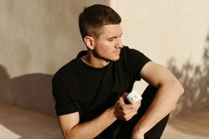 Eine Styling Cream hält die Frisur von Männern an Ort und Stelle