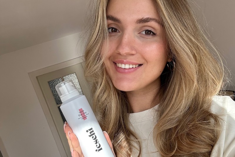 Kundin Olivia mit dem Trockenshampoo Schaum von feschi in der Hand